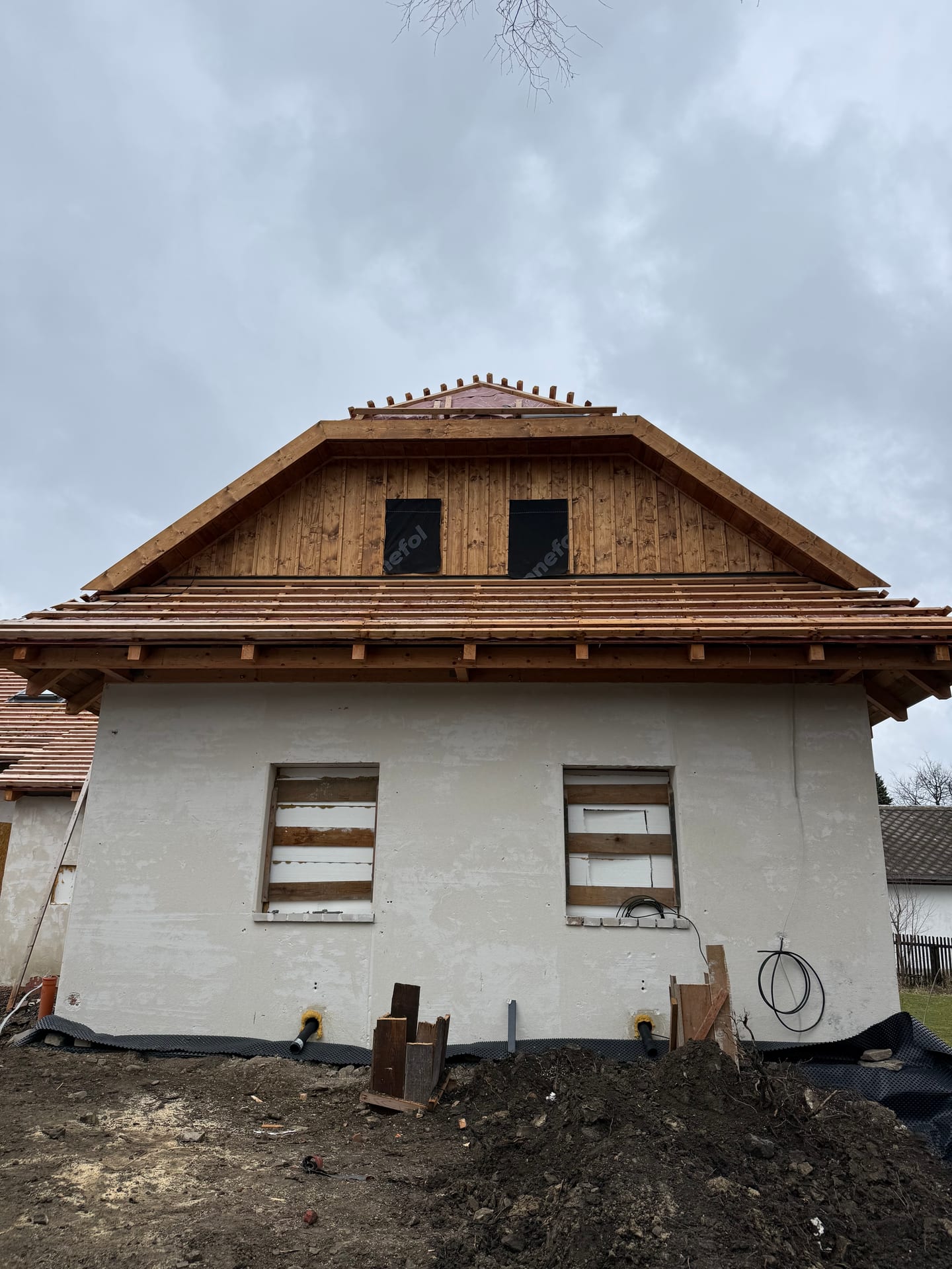 Rekonstrukce chalupy — dřevěný štít